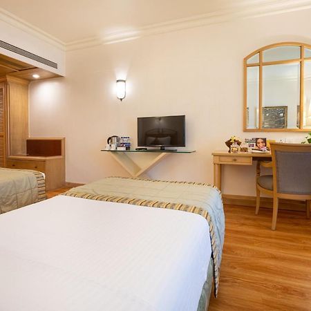 The Orchid Hotel Mumbai Vile Parle Kültér fotó A room at the Taj Bengal