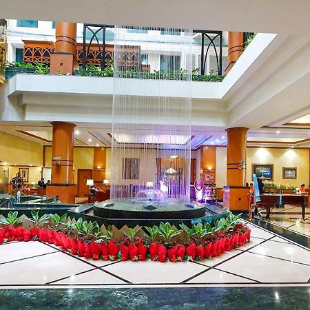 The Orchid Hotel Mumbai Vile Parle Kültér fotó The lobby of the hotel