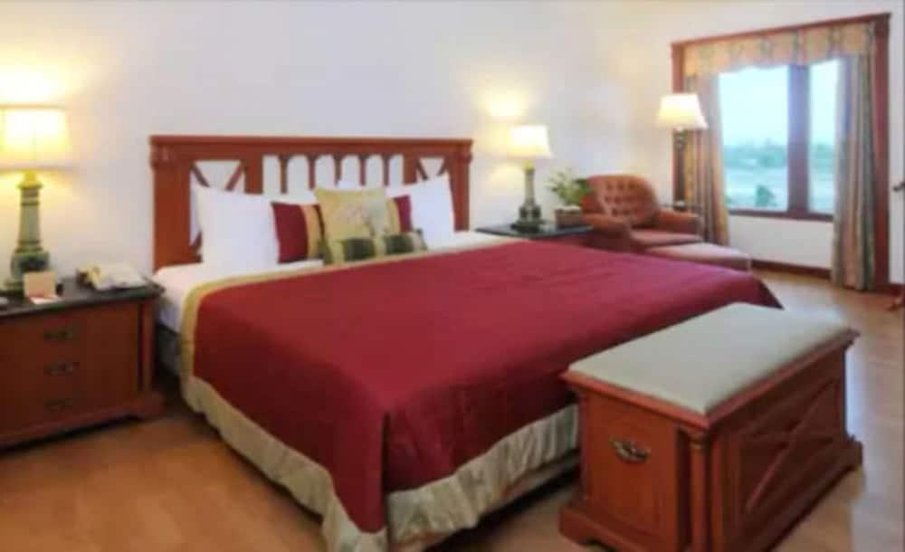The Orchid Hotel Mumbai Vile Parle Kültér fotó A bedroom at the hotel