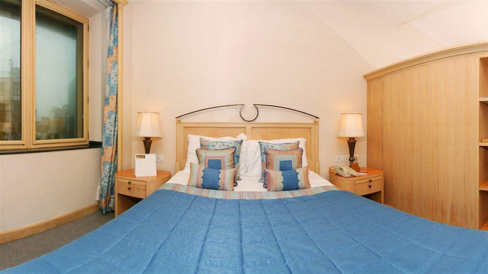 The Orchid Hotel Mumbai Vile Parle Kültér fotó A bedroom at the hotel