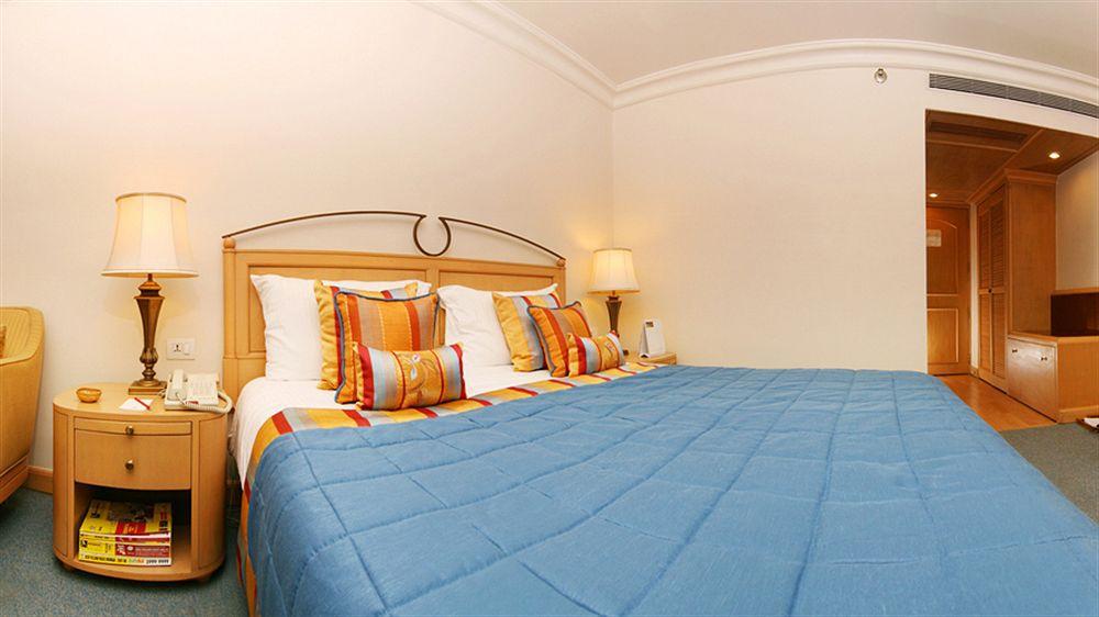 The Orchid Hotel Mumbai Vile Parle Kültér fotó A bedroom at the hotel