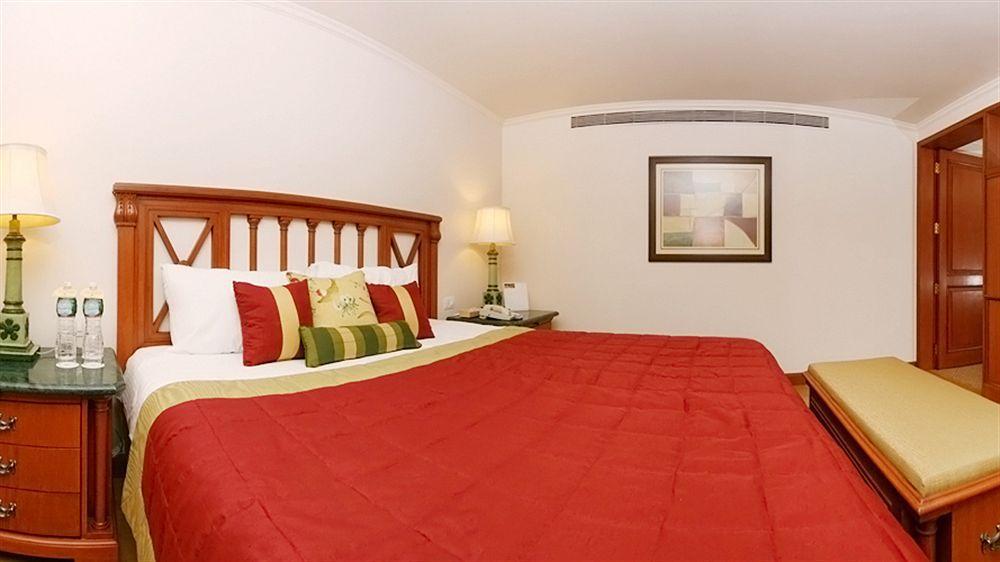 The Orchid Hotel Mumbai Vile Parle Kültér fotó A room at the hotel