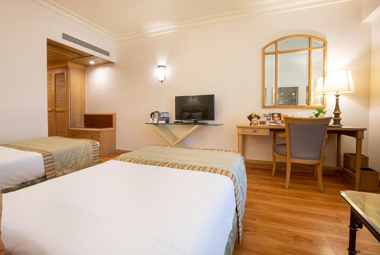 The Orchid Hotel Mumbai Vile Parle Kültér fotó A room at the Taj Bengal