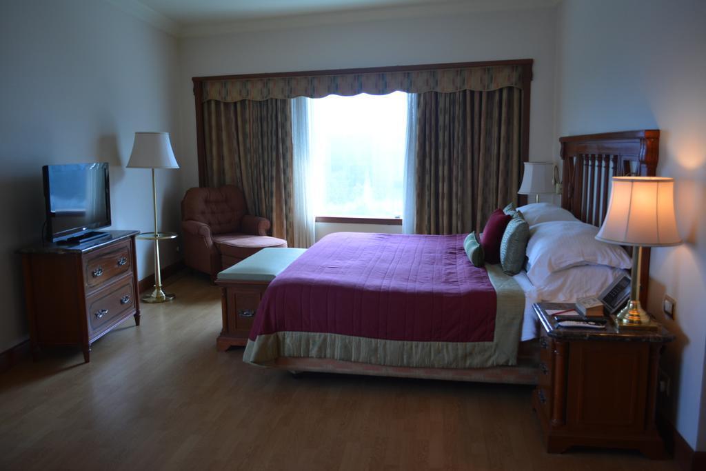 The Orchid Hotel Mumbai Vile Parle Kültér fotó A bedroom at the Inn at the Opera