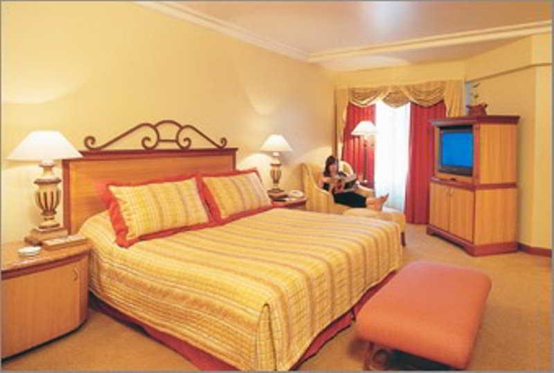 The Orchid Hotel Mumbai Vile Parle Szoba fotó A bedroom at the hotel