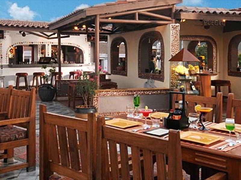 The Orchid Hotel Mumbai Vile Parle Étterem fotó A restaurant in the resort