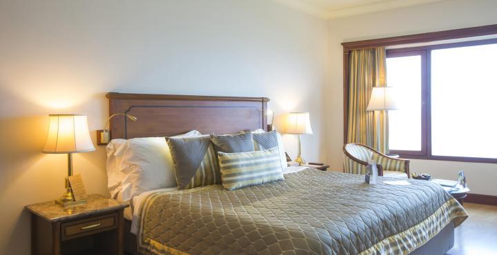 The Orchid Hotel Mumbai Vile Parle Kültér fotó A bedroom at the hotel