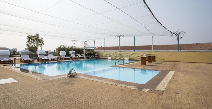 The Orchid Hotel Mumbai Vile Parle Kültér fotó The pool at the hotel