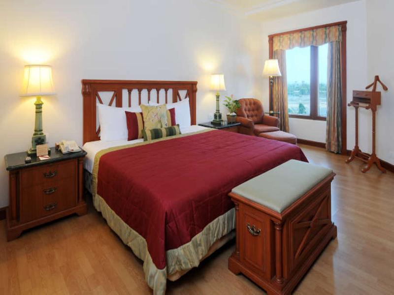 The Orchid Hotel Mumbai Vile Parle Kültér fotó A bedroom at the hotel
