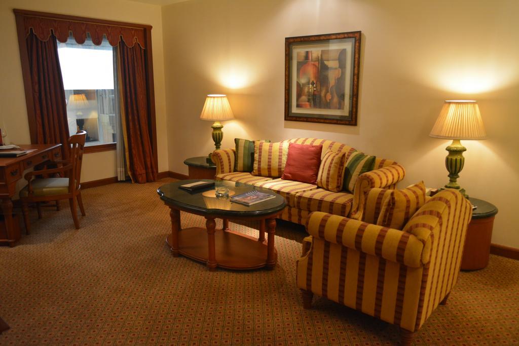 The Orchid Hotel Mumbai Vile Parle Kültér fotó A living room at the Ritz-Carlton, Boston