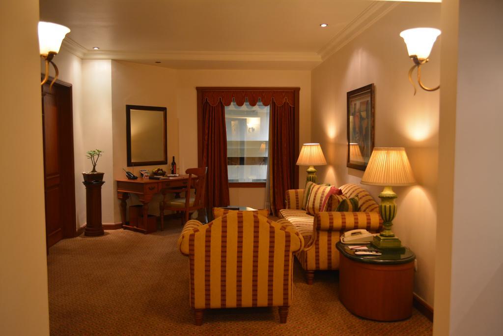 The Orchid Hotel Mumbai Vile Parle Kültér fotó A suite at the Taj Mahal Palace