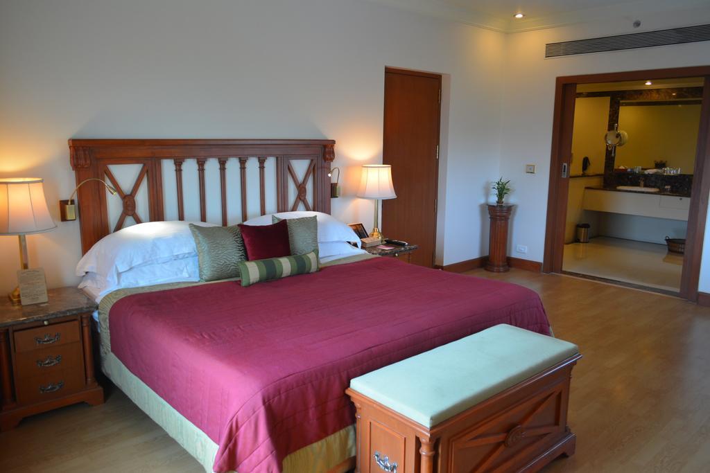 The Orchid Hotel Mumbai Vile Parle Kültér fotó A bedroom at the Taj Bengal