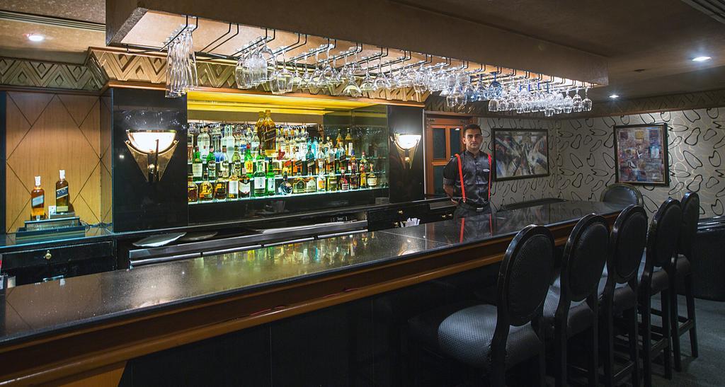 The Orchid Hotel Mumbai Vile Parle Kültér fotó The bar at the 21 Club