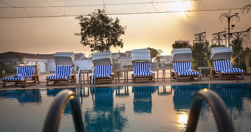 The Orchid Hotel Mumbai Vile Parle Kültér fotó The swimming pool at the hotel