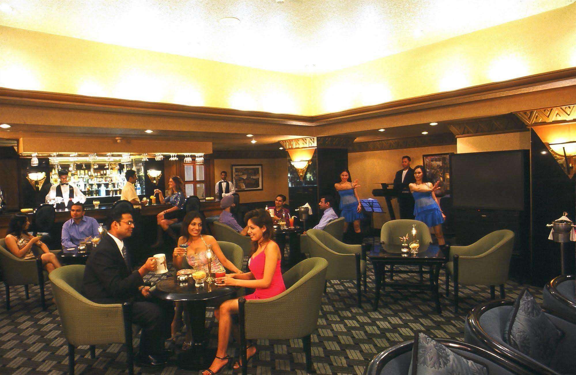 The Orchid Hotel Mumbai Vile Parle Étterem fotó The bar at the Oberoi Mumbai