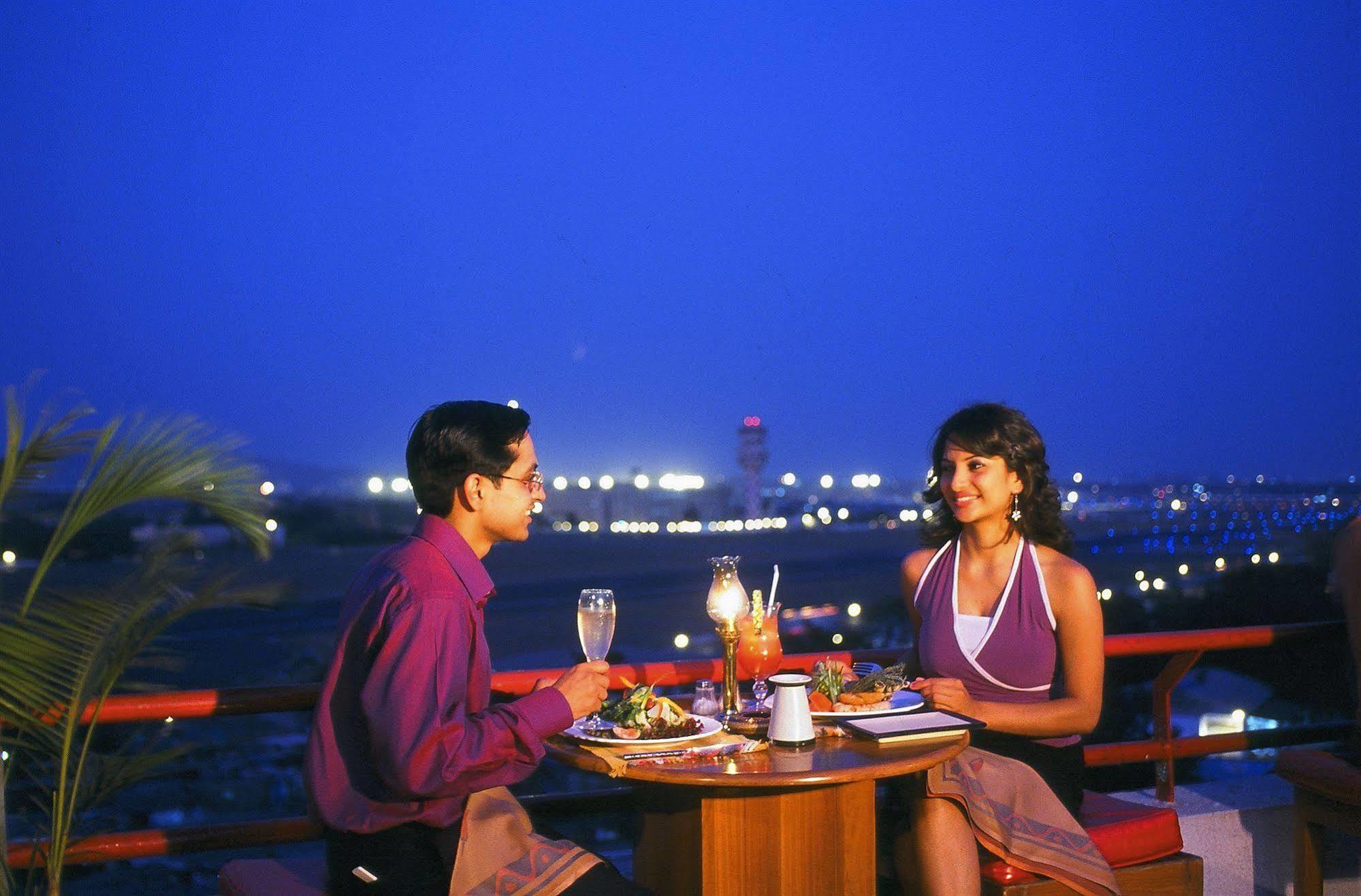 The Orchid Hotel Mumbai Vile Parle Étterem fotó A couple dining at a restaurant in India