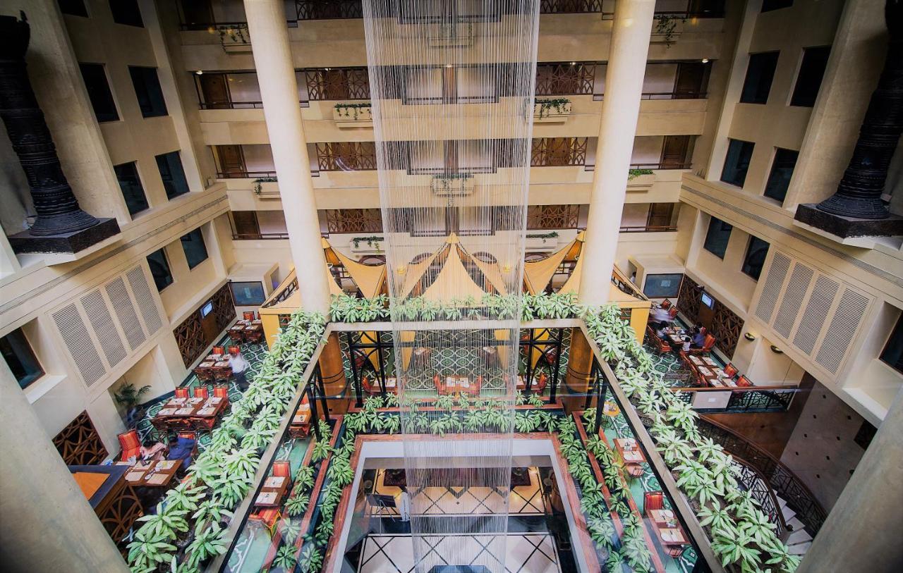 The Orchid Hotel Mumbai Vile Parle Kültér fotó The interior of the hotel