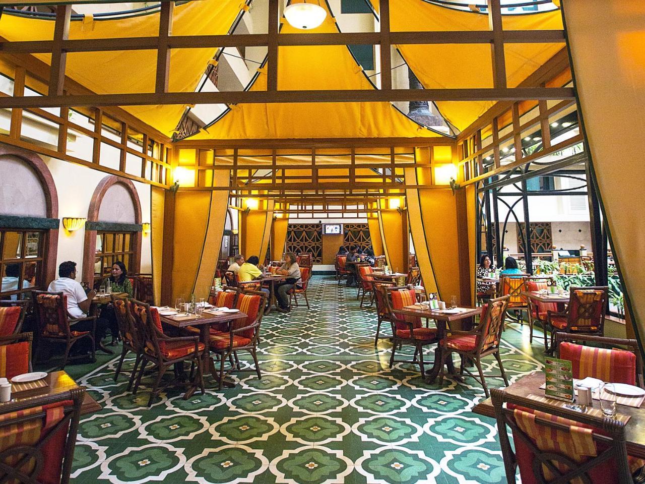 The Orchid Hotel Mumbai Vile Parle Kültér fotó Interior of the restaurant