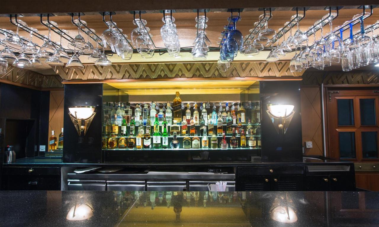The Orchid Hotel Mumbai Vile Parle Kültér fotó The bar at the 1905 Bar and Lounge