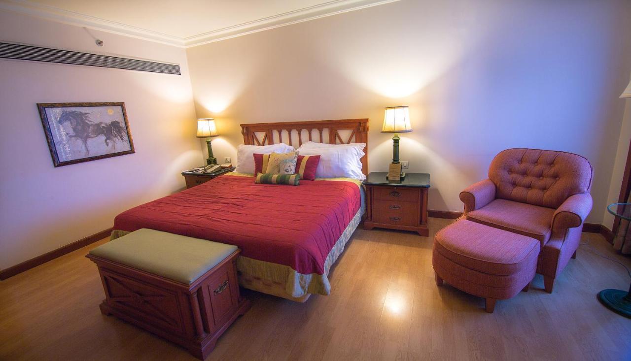 The Orchid Hotel Mumbai Vile Parle Kültér fotó A bedroom at the Taj Bengal