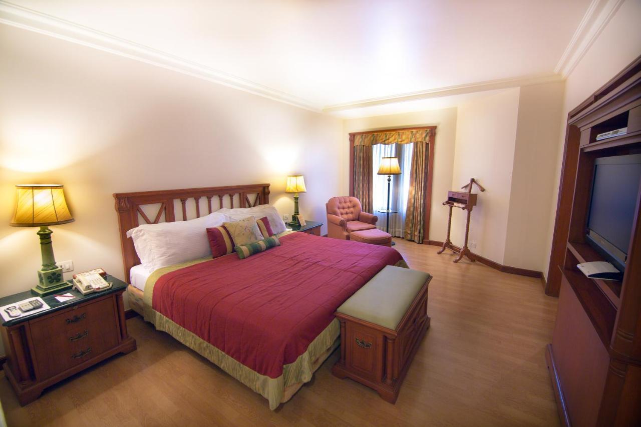 The Orchid Hotel Mumbai Vile Parle Kültér fotó A room at the Taj Bengal