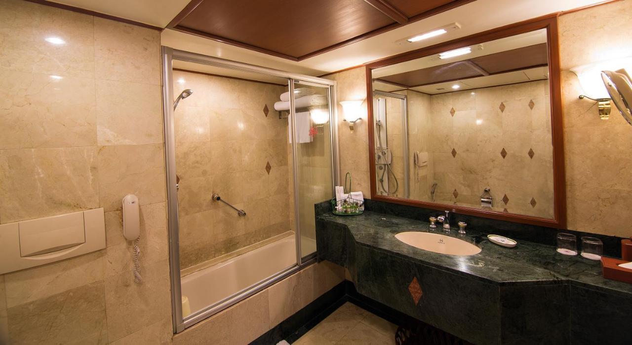 The Orchid Hotel Mumbai Vile Parle Kültér fotó A shower enclosure with a sliding door