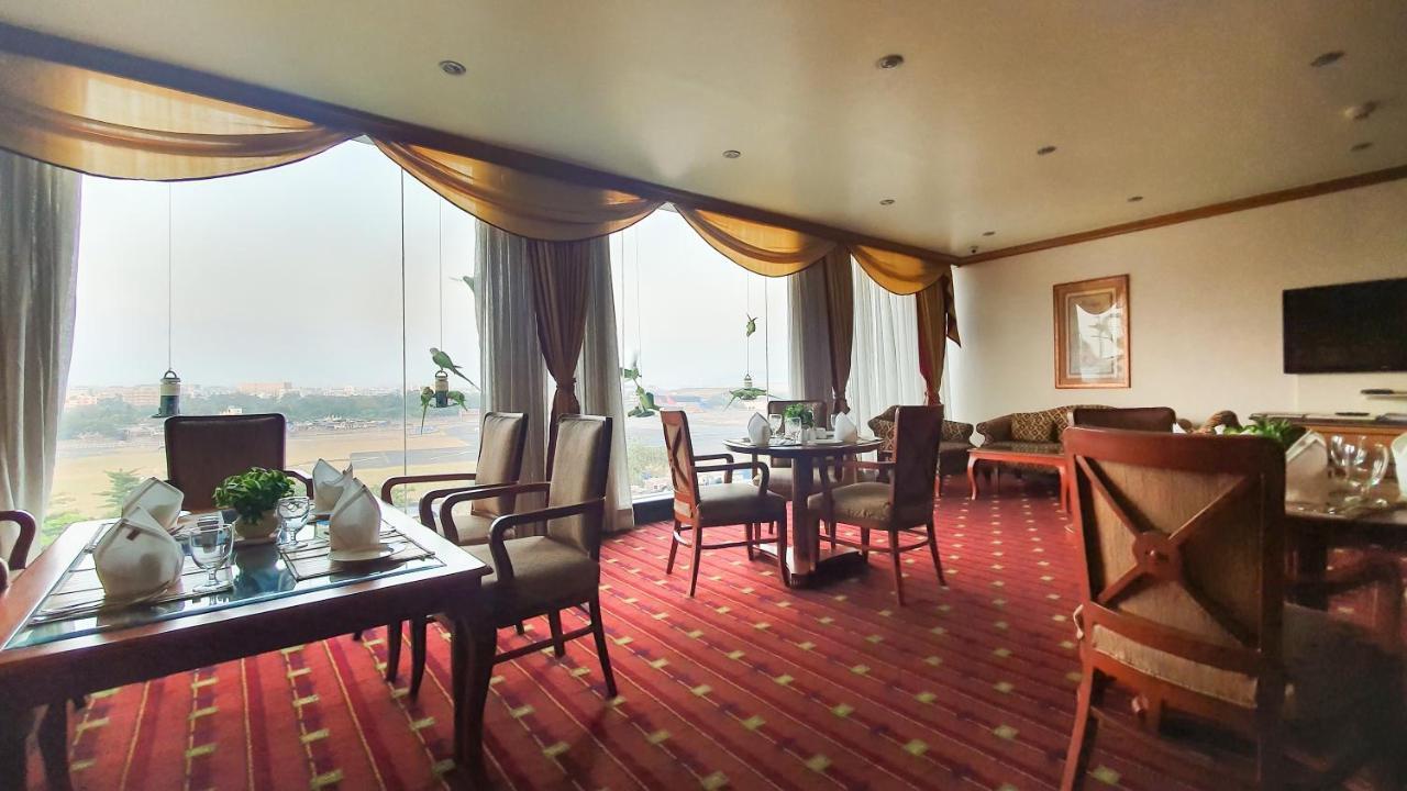 The Orchid Hotel Mumbai Vile Parle Kültér fotó The lounge at the airport