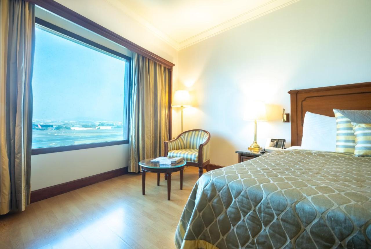 The Orchid Hotel Mumbai Vile Parle Kültér fotó A room at the hotel