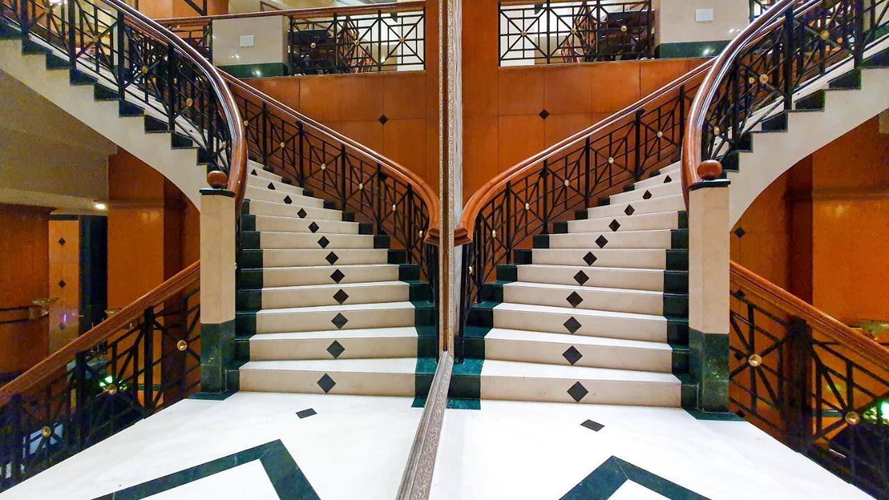 The Orchid Hotel Mumbai Vile Parle Kültér fotó Stairs in the lobby