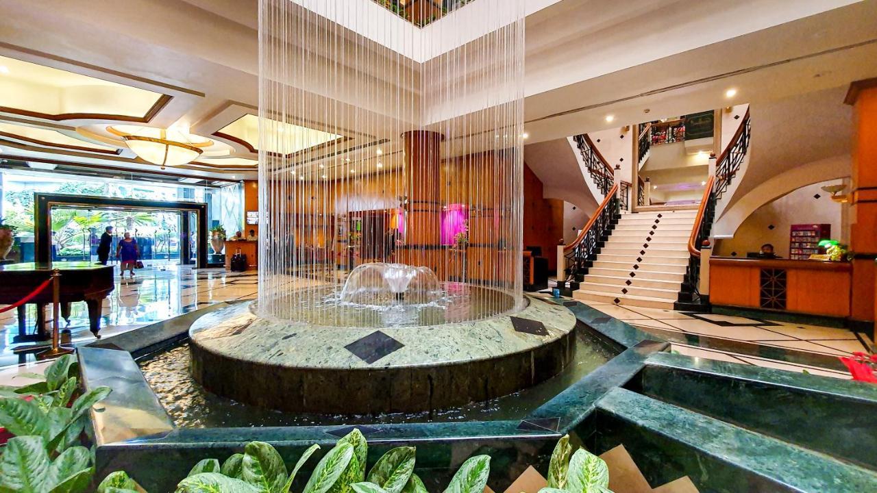 The Orchid Hotel Mumbai Vile Parle Kültér fotó The lobby of the hotel