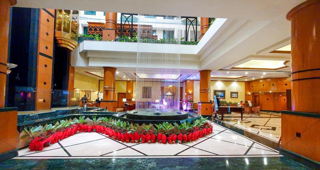 The Orchid Hotel Mumbai Vile Parle Kültér fotó The lobby of the hotel