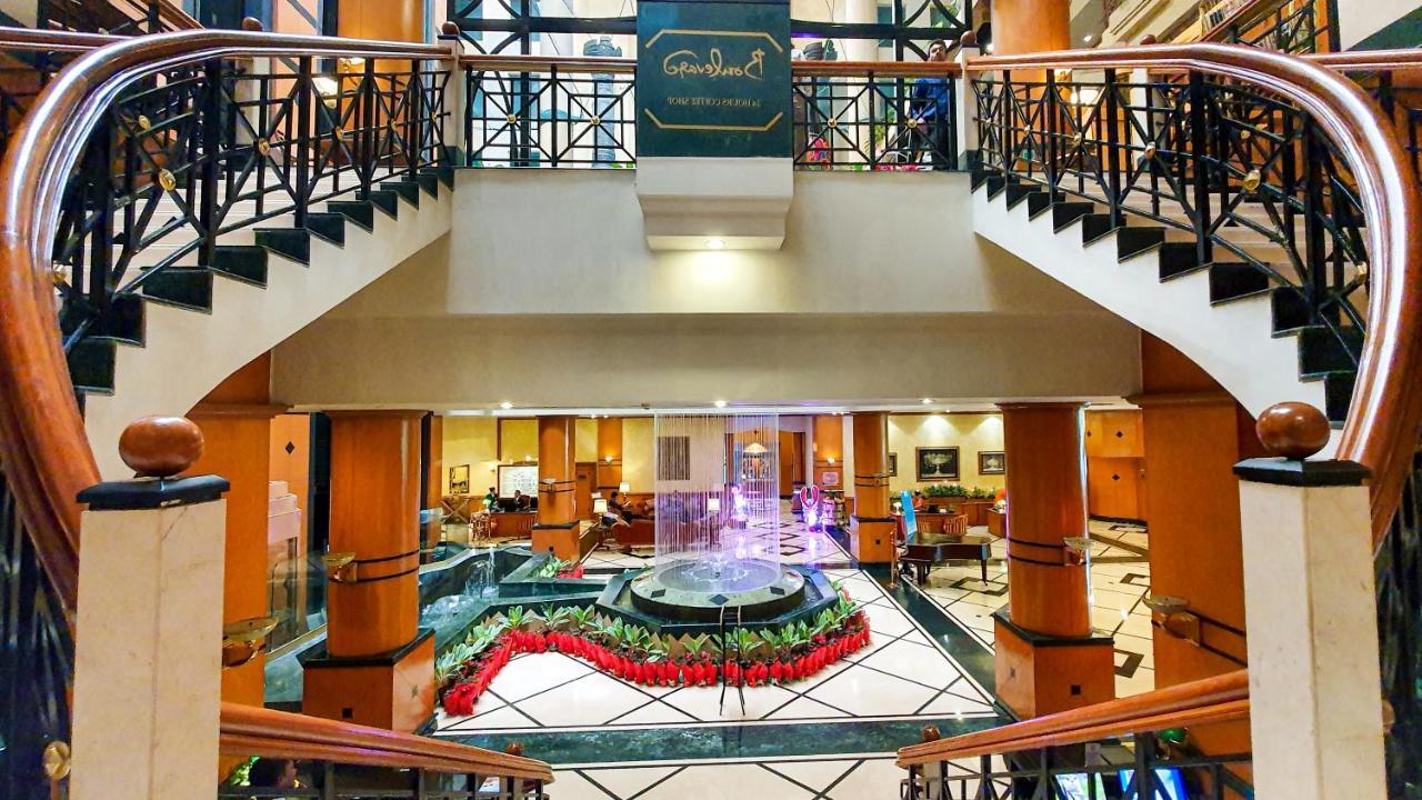 The Orchid Hotel Mumbai Vile Parle Kültér fotó The lobby of the hotel
