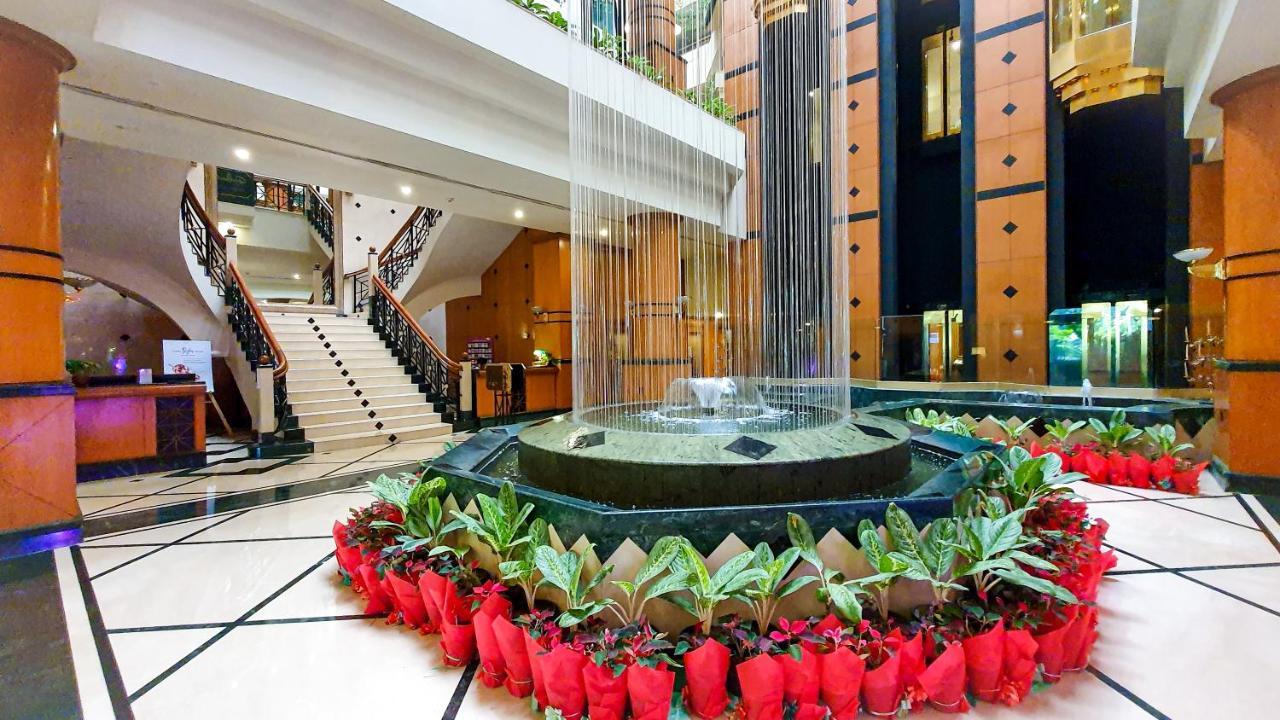 The Orchid Hotel Mumbai Vile Parle Kültér fotó Fountain at the lobby