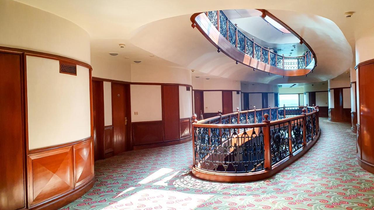 The Orchid Hotel Mumbai Vile Parle Kültér fotó Interior of the hotel