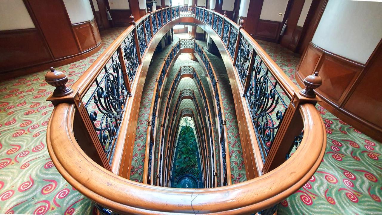 The Orchid Hotel Mumbai Vile Parle Kültér fotó The staircase