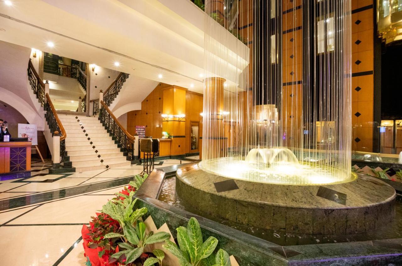 The Orchid Hotel Mumbai Vile Parle Kültér fotó Fountain at the lobby